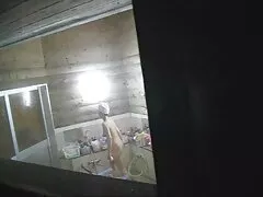 Traen a servi prono una chica a sí mismos