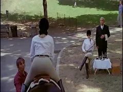 Músico tira de mierda gorditas desnudas