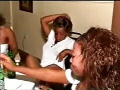 Ama de casa encontró a la hija del propietario follando con un hombre y se unió a ellos culonas xvideos