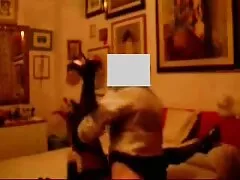 Instalé una cámara mi prima xxx oculta en la habitación y traje a mi novio allí