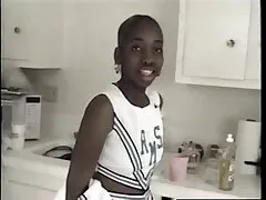 Estudiante de Suecia ordenó su culo lamió y follando con animales besó en anal