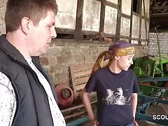 Chica en xxx animales un sofá de mierda